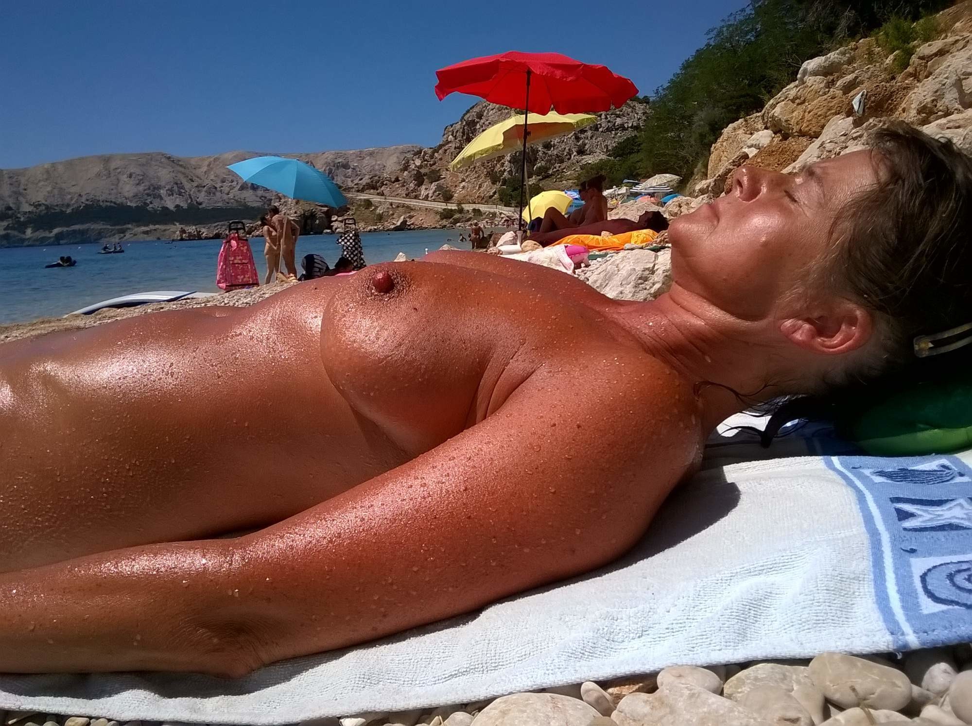 Милфа из Хорватии загорает на пляже 