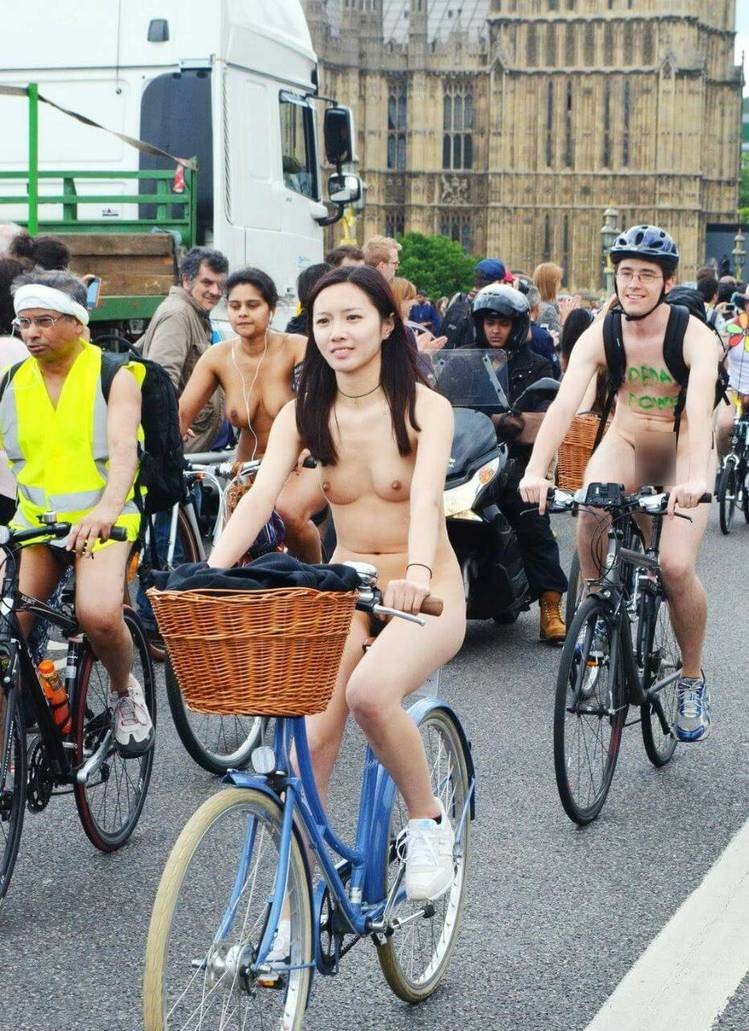 The naked girl from Taiwan rides a bicycle.