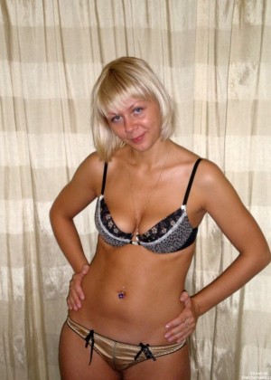 Blond Dutch Milf Posing Nude In Bed