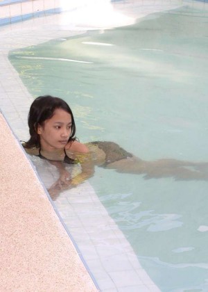 Philippina sucks in the pool
