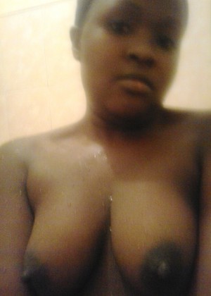 A nude Kenyan housewife with wide hips
