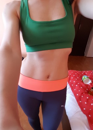 Fit chick showed her cunt