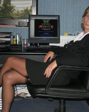 The secretary bare her ass