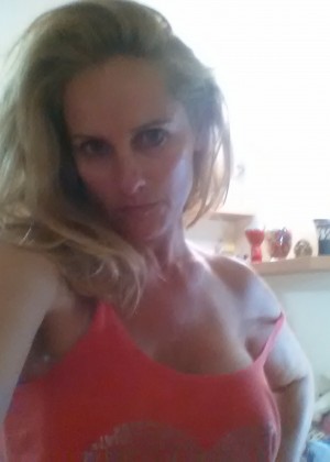 Sexy Hungarian milf pose at home nude