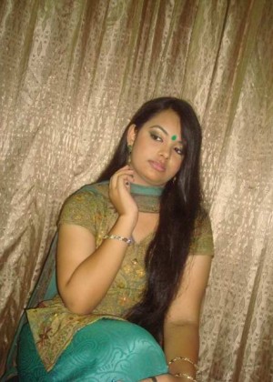 A beautiful chick from Bangladesh bends before undressing