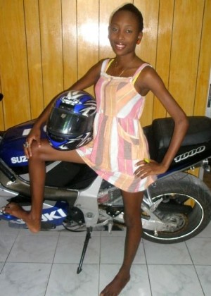 Type glamorous chick from Angola